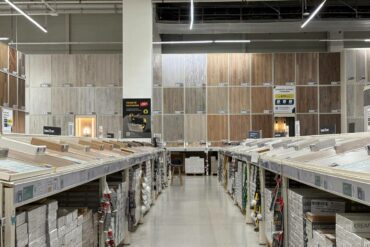 Отдел напольных покрытий в магазине